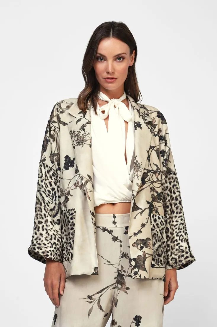  Blazer with wide sleeves and wild print    