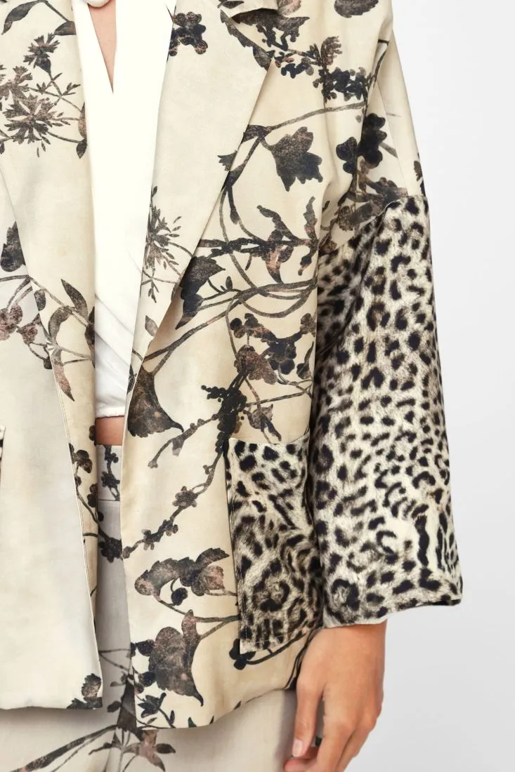  Blazer with wide sleeves and wild print    