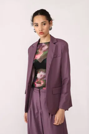  Long solid-colour blazer with classic lapels and breast pocket    