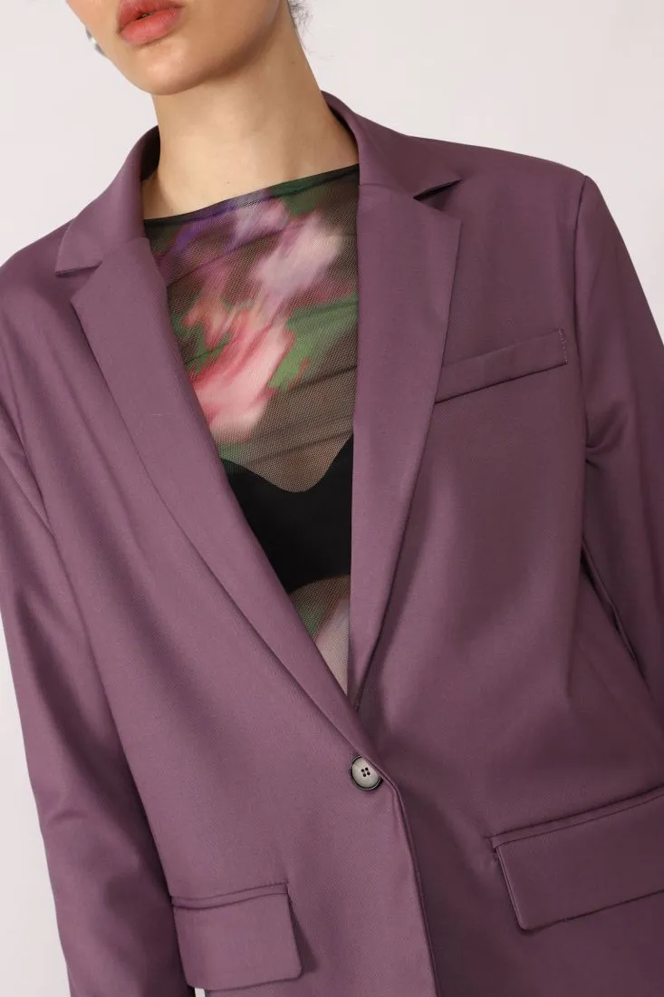  Long solid-colour blazer with classic lapels and breast pocket    