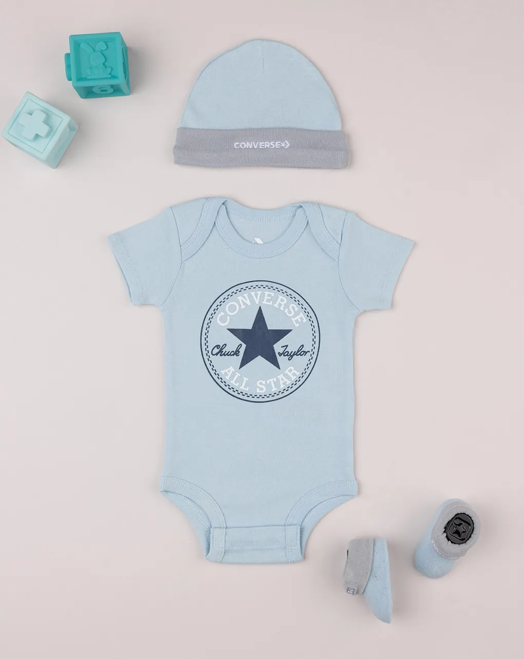             Set 3 pezzi converse neonato cappellino + body + scarpe        