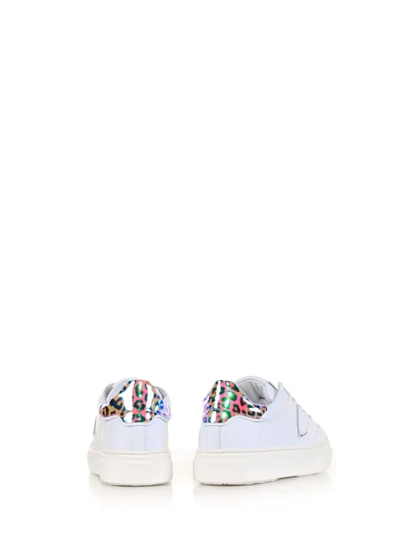 Sneaker with multicolored detail