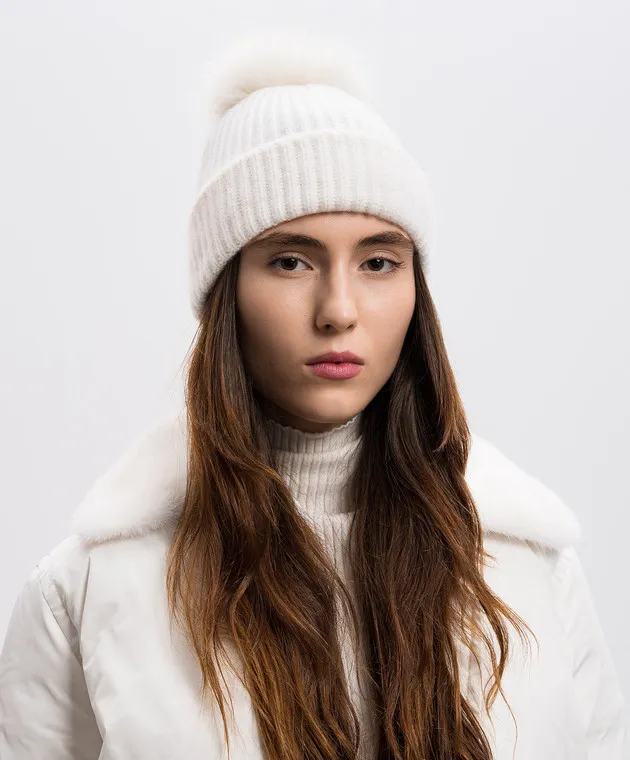 Yves Salomon Un cappello in cashmere bianco con pompon in pelliccia 23WAA524XXMACA